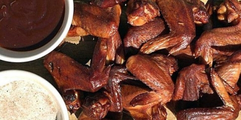 Kako marinirati pileća krilca za toplo i hladno dimljenje: recepti za marinade i salamure